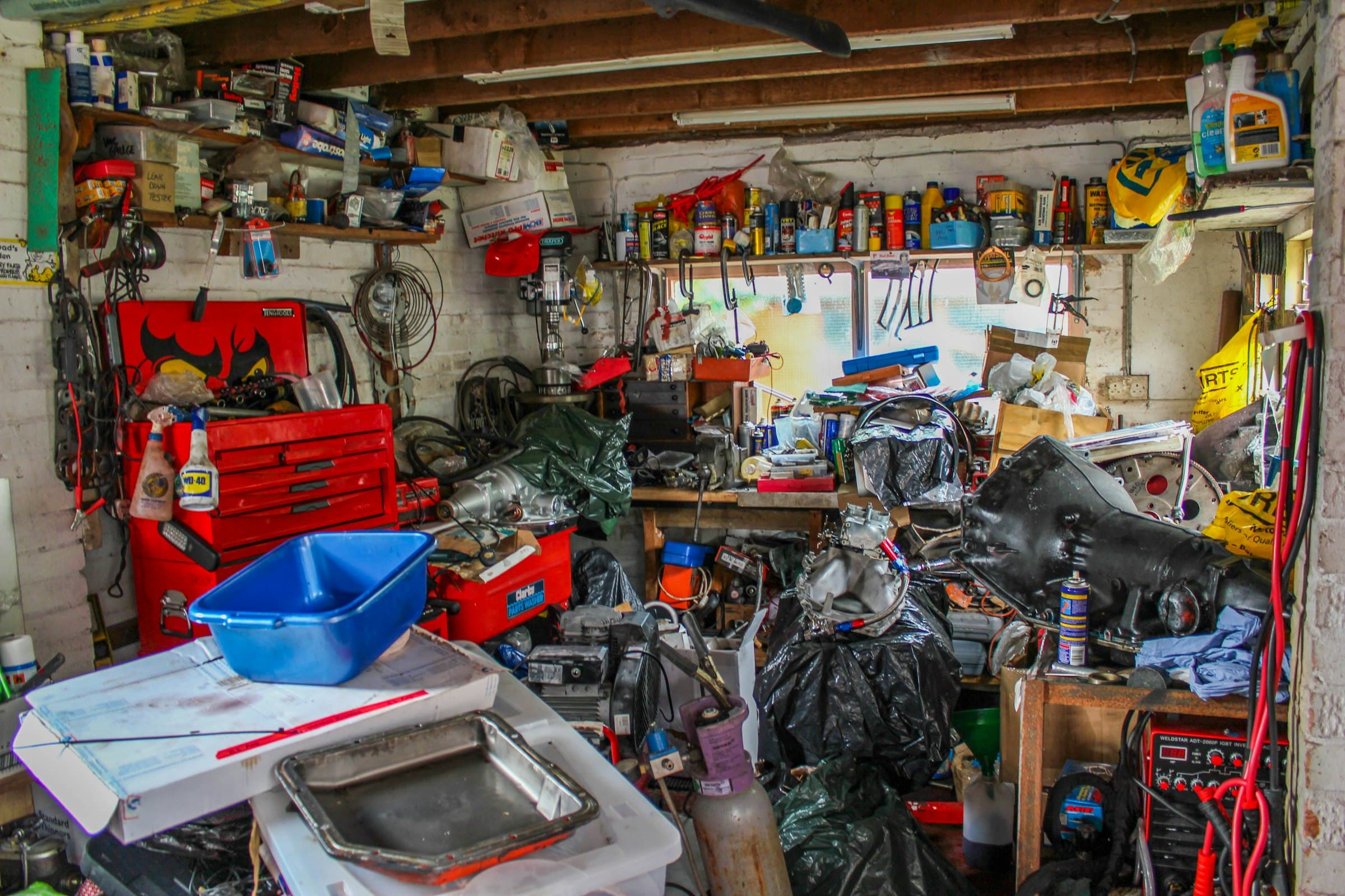 Vollgestellte Garage mit Werkzeug und Gerümpel vor der Entrümpelung