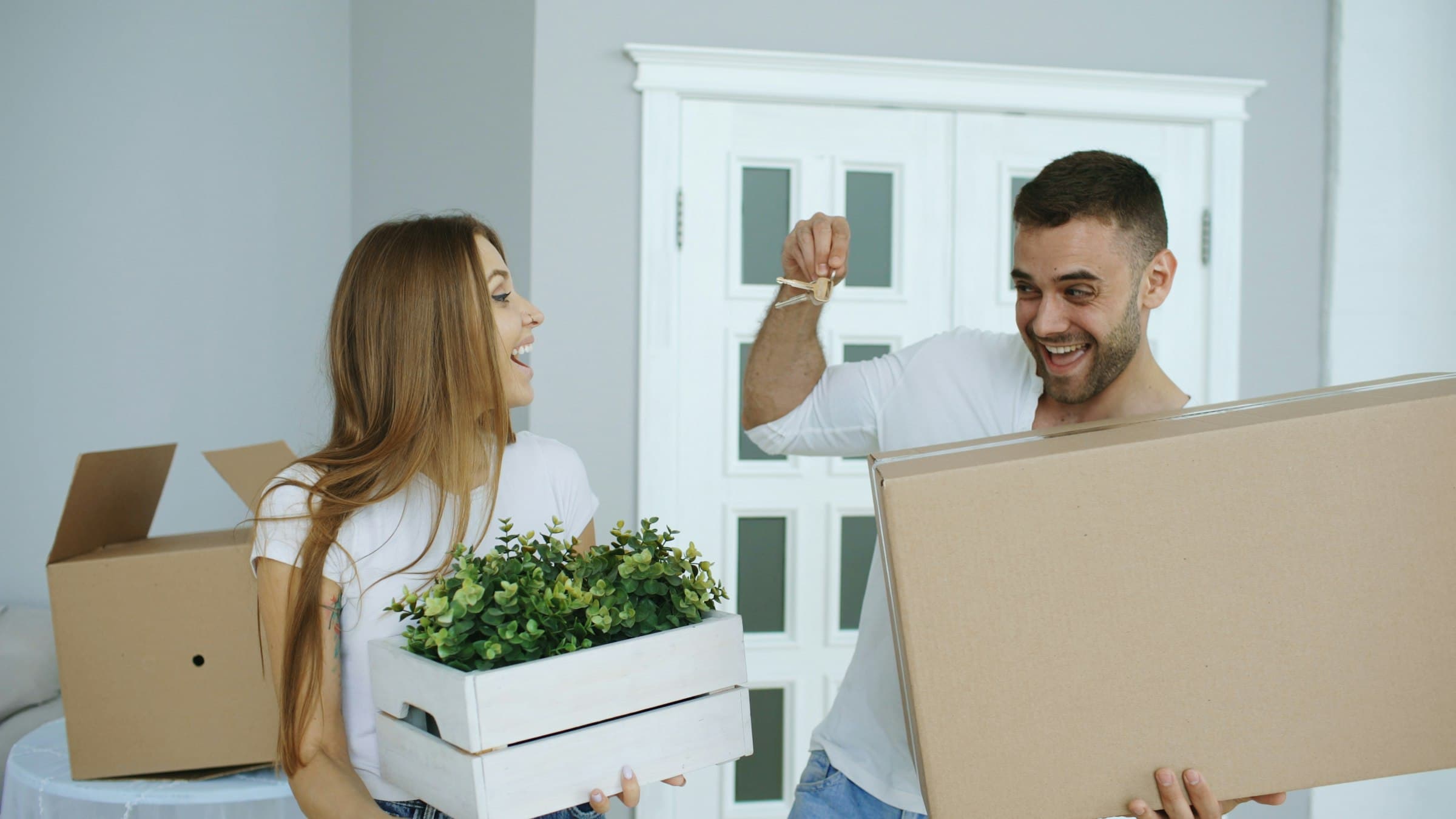 Paar freut sich über die Schlüssel zur neuen Wohnung